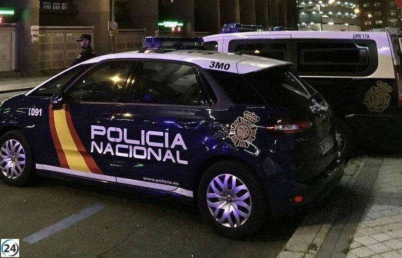Desarticulan tráfico de drogas en Puente de Vallecas; arrestan a cuatro y se confiscan armas.