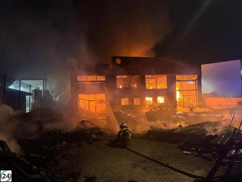 Bomberos extinguen incendio en gran nave industrial en Griñón, Madrid.
