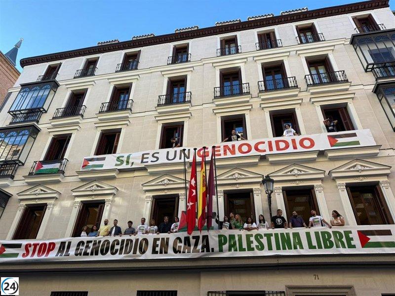 Almeida exige a Más Madrid que retire en tres días la pancarta sobre Palestina.
