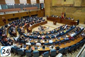 La Asamblea rinde homenaje a las víctimas de la calle Hileras en un Pleno centrado en temas de flotillas y aborto.