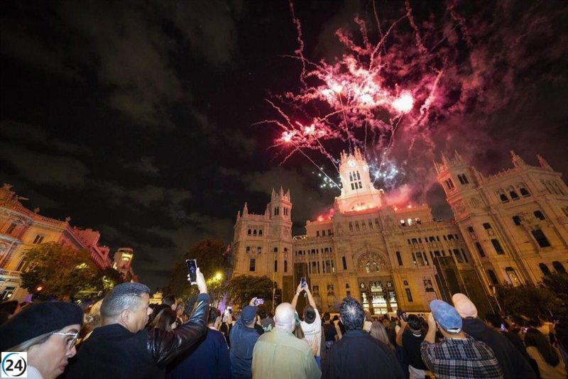 Cerca de 60,000 celebran la Fiesta Nacional con fuegos artificiales y música latina desde Cibeles.