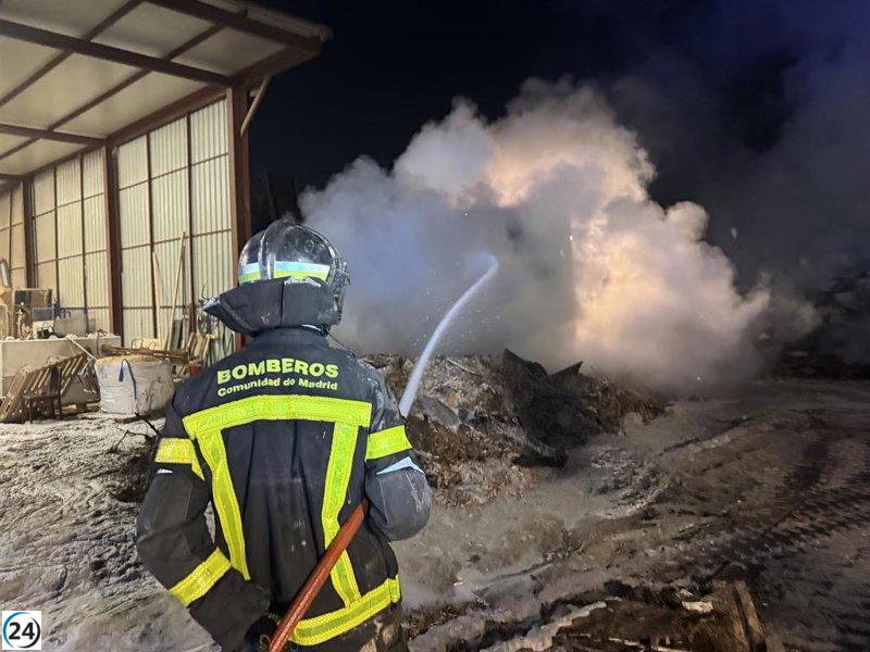 Incendio controlado en un sitio de reciclaje de madera en San Fernando de Henares.
