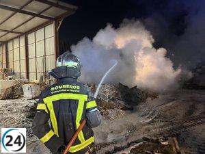 Incendio controlado en un sitio de reciclaje de madera en San Fernando de Henares.