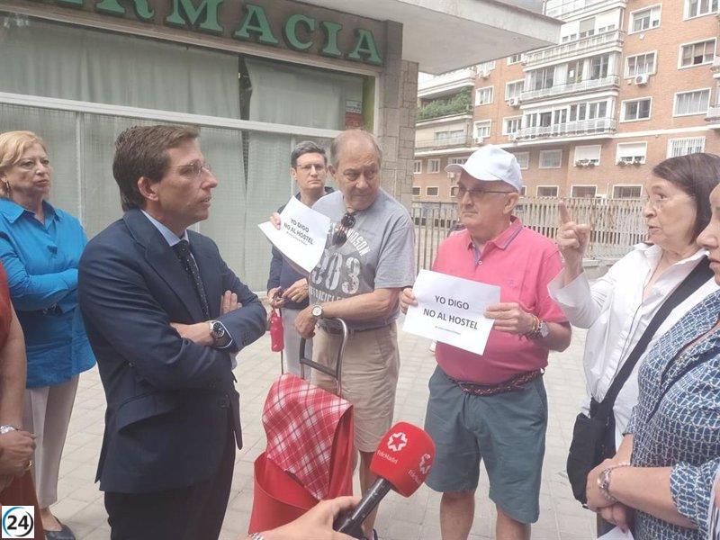 Carabante anima a los vecinos del hostal del Parque de las Avenidas a buscar soluciones legales.