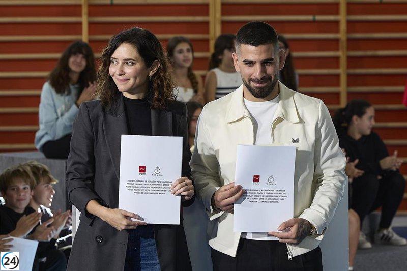 Ayuso y Topuria impulsan un protocolo para proteger a la juventud del acoso y las drogas.