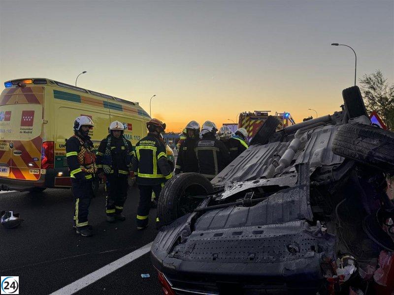 Hombre de 61 años sufre heridas graves al volcar su coche en la A-4.