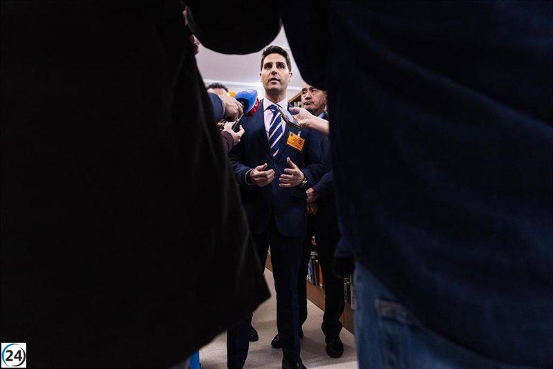 Ayuso se niega a colaborar en la iniciativa de Morant para aumentar el financiamiento universitario al 1% del PIB.