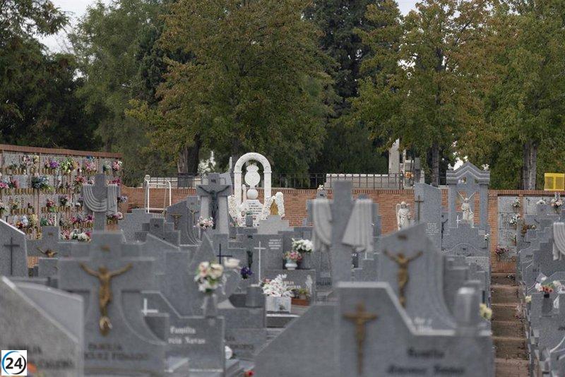 Empleados de la funeraria municipal se reúnen en el cementerio La Almudena este sábado por el Día de Todos los Santos.