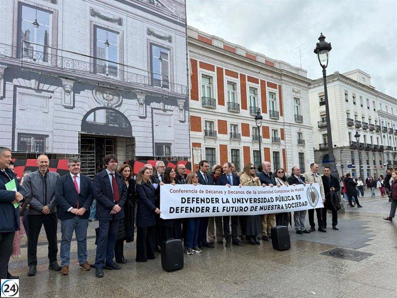 Decanos de la UCM se manifiestan en Sol solicitando un plan de financiación viable y oponiéndose a la nueva Ley de Universidades.
