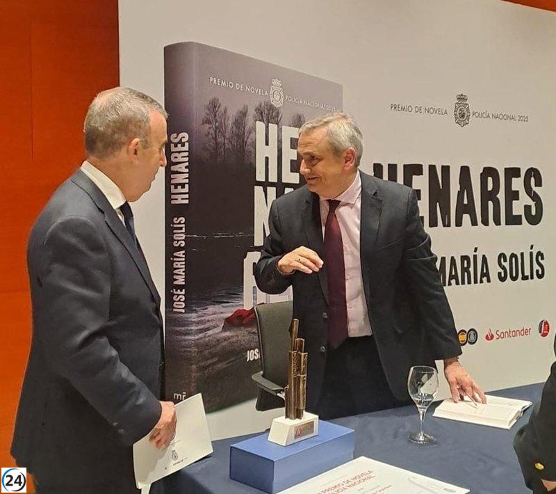 Funcionario de la Policía Nacional se lleva el Premio de Novela con su obra 'Henares': 