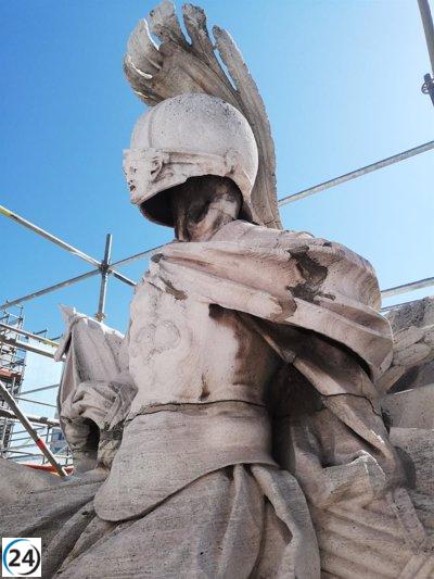 La restauración de la Puerta de Alcalá se enfoca en este momento en la limpieza y unión de las estatuas de la parte de arriba