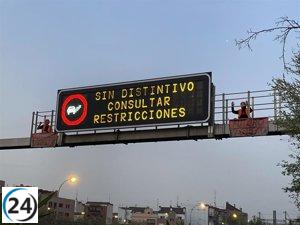 Activistas de Futuro Vegetal escalan señal luminosa en M-30 de Madrid.