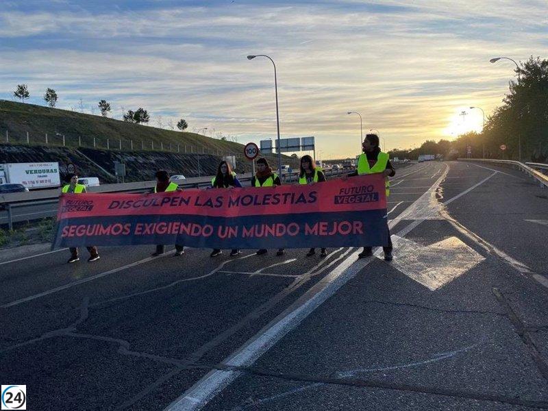Activistas de Futuro Vegetal detenidos por cerrar accesos a Mercamadrid.