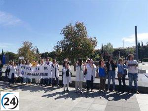 Huelguistas médicos irrumpen en acto de Almeida cerca de La Paz.