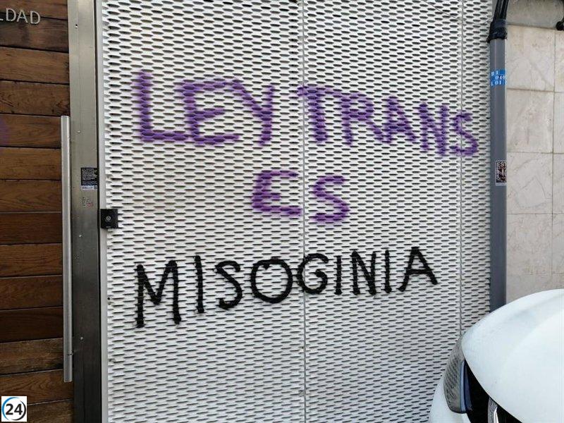 Manifestantes vandalizan el Centro Municipal de la Mujer en protesta contra evento sobre Ley Trans.