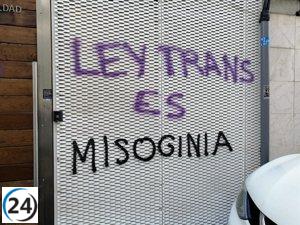 Manifestantes vandalizan el Centro Municipal de la Mujer en protesta contra evento sobre Ley Trans.