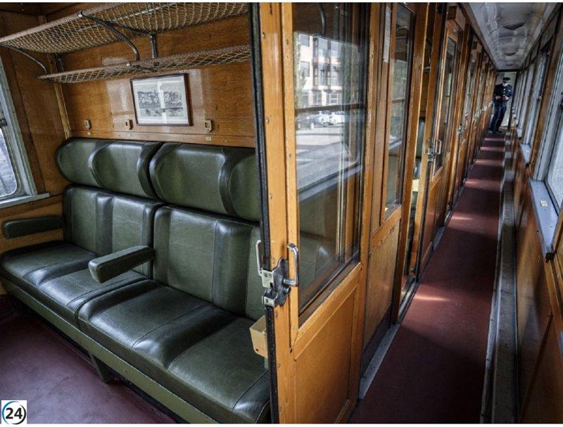 El Tren de la Fresa promociona el patrimonio histórico de Aranjuez en un viaje temático.