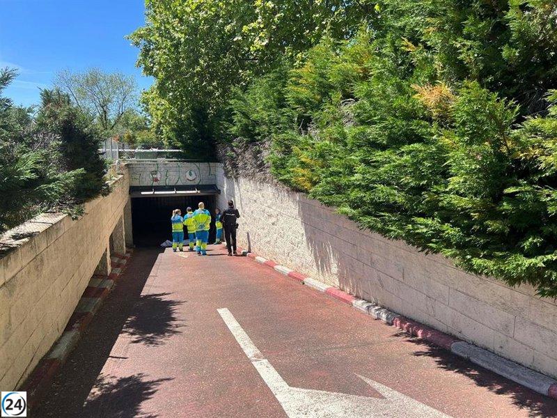 Hombre de 75 años muere aplastado por puerta de garaje en Alcorcón.