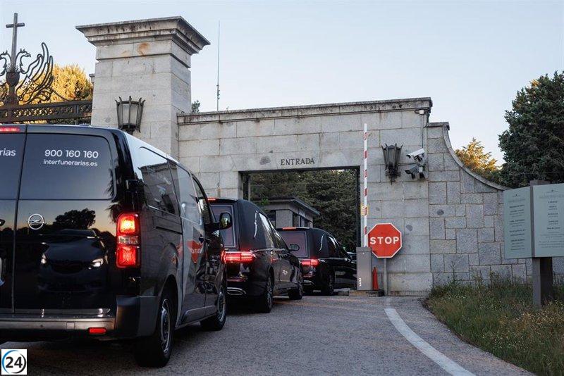 Llegan coches fúnebres al Valle de los Caídos para exhumar a Primo de Rivera.