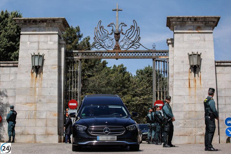 Los restos de Primo de Rivera abandonan el Valle de los Caídos rumbo al cementerio de San Isidro.