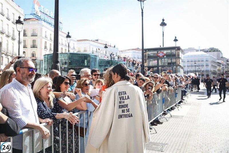 Villacís porta un abrigo con mensaje patriótico en el 2 de mayo.