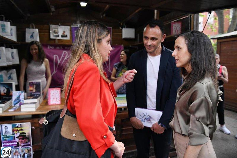 Belarra, Jacinto y Sotomayor participan en la pegada de carteles en Orcasitas.