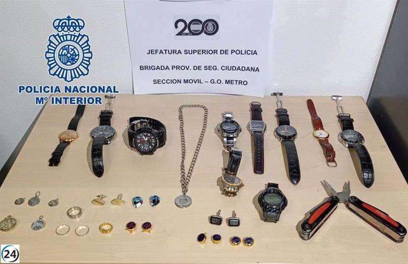Dos ladrones capturados con numerosas joyas robadas y herramientas de robo.