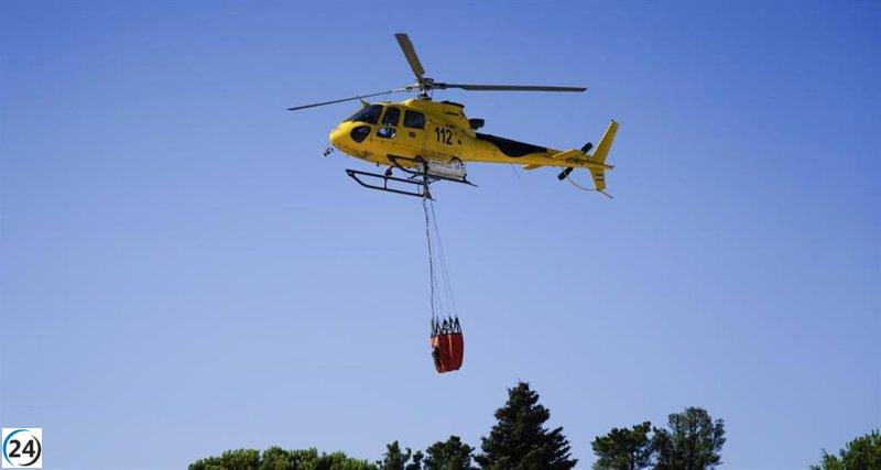 La Comunidad de Madrid utiliza helicóptero para apagar incendio en Cáceres.