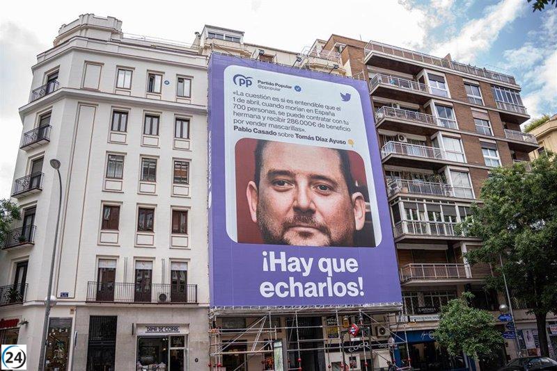 PP de Madrid demanda la retirada de la lona con la foto del hermano de Ayuso de Podemos.