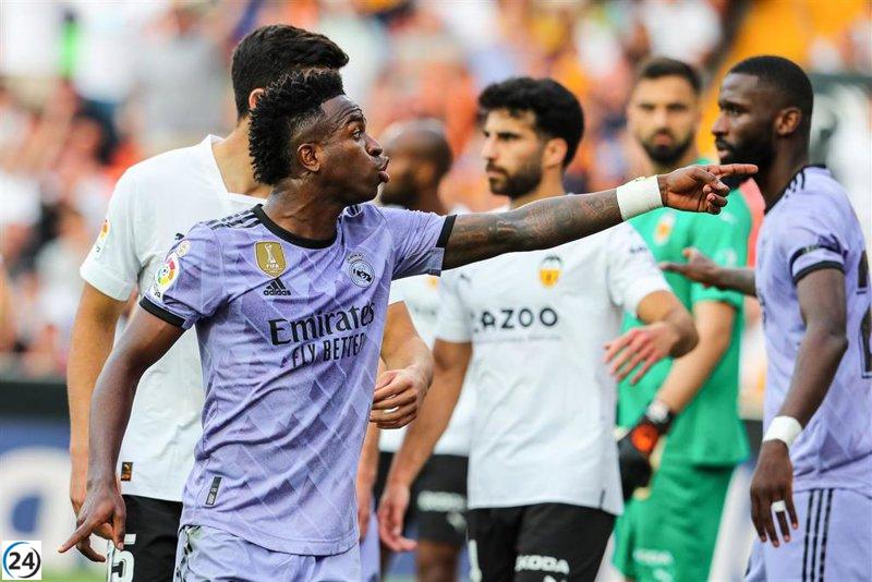 Ayuso niega el racismo español pero pide solución a los insultos a Vinicius.