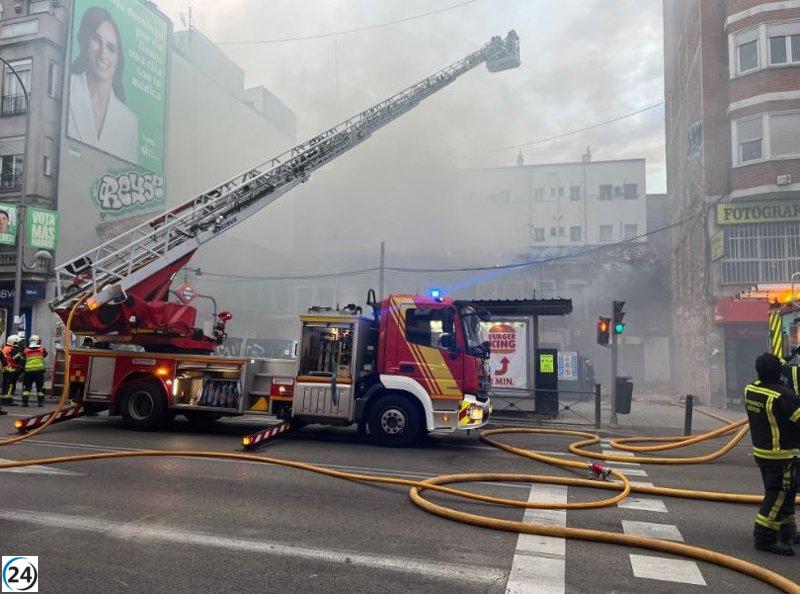 Hombre saltó de un primer piso durante incendio en edificio abandonado en Puente de Vallecas.
