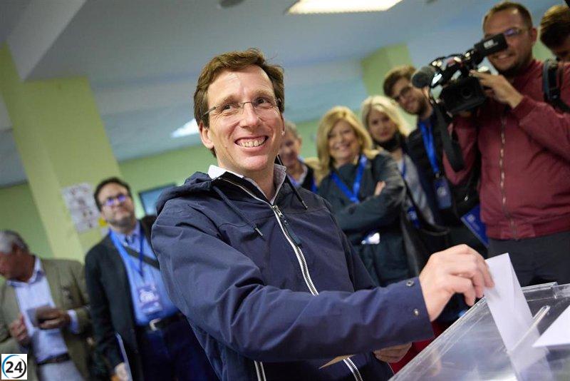 Almeida anima a votar bajo la lluvia: