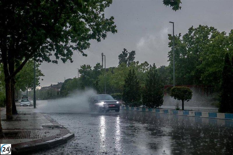 Policías salvan a dos pasajeras de coche a punto de hundirse en agua.