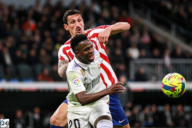 Atlético suspende a tres socios por colgar muñeco de Vinícius.