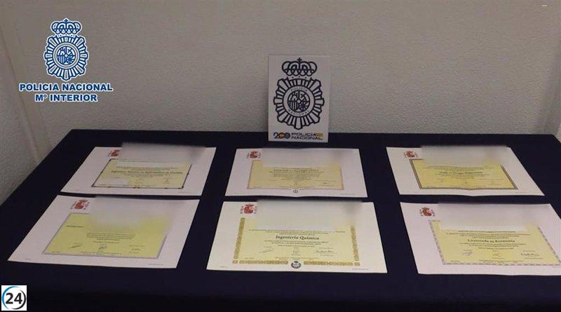 100 bajo sospecha por adquirir títulos universitarios falsos en línea; 20 detenidos.