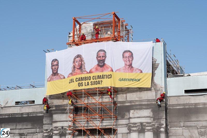 Greenpeace exhibe provocativa pancarta en la Puerta de Alcalá: 