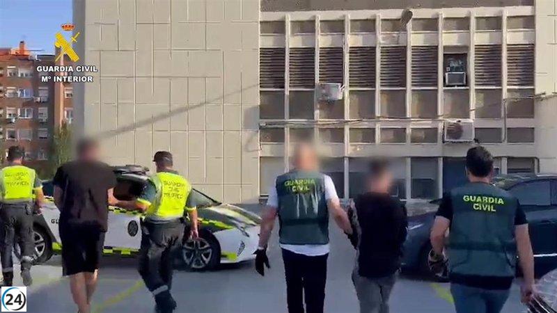 La Guardia Civil arresta a 5 personas por captar individuos en sitios de citas para falsificar sus documentos.