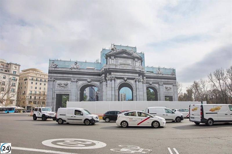 Finalización de trabajos en la Puerta de Alcalá se retrasa pero están cerca de terminar.
