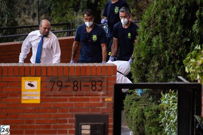 Encuentran arma junto al cuerpo sin vida de hombre y su esposa en Moratalaz.