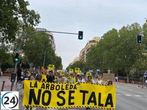 Vecinos conservadores se oponen a la tala de árboles en Arganzuela protegiendo Madrid.