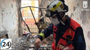 Controlan un fuerte incendio en el último piso de un edificio de Tetuán.