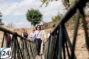 Robles inspecciona a la Brigada Paracaidista y a la UME en Aldea del Fresno debido a los estragos de la DANA