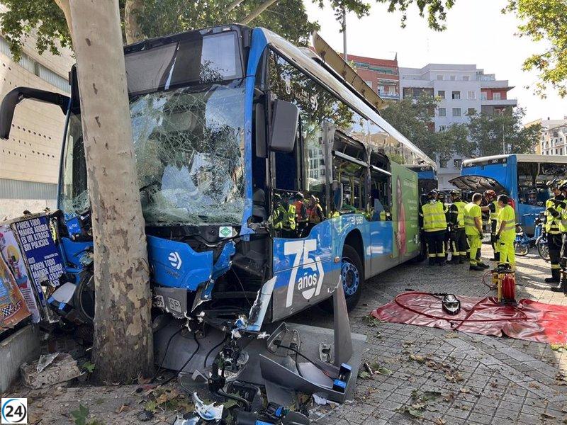 Conductor de EMT sufre indisposición y provoca accidente en Embajadores; seis heridos leves
