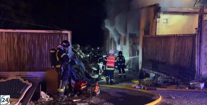 Exitosamente controlado incendio en nave industrial de Villa de Vallecas