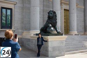 Turistas aprovechan el feriado para explorar el corazón de Madrid y disfrutar de sus encantos