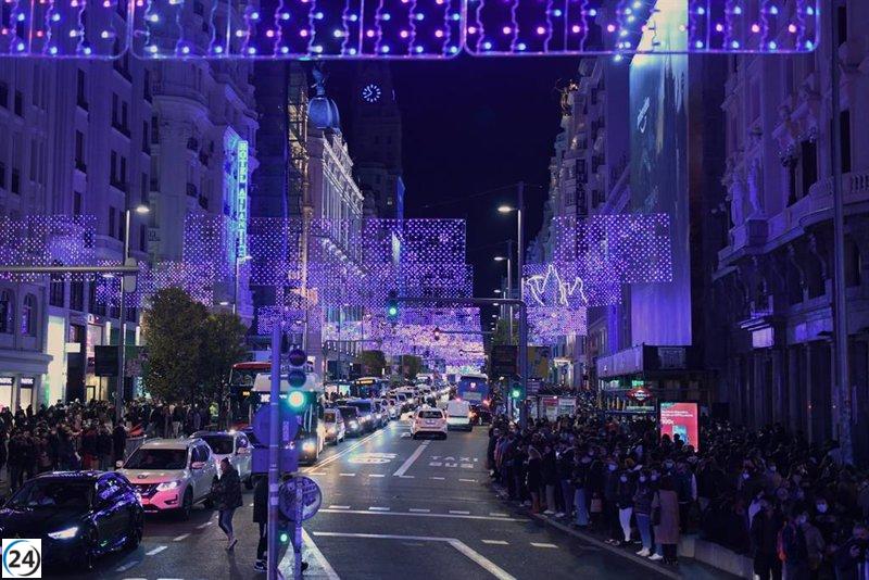 La emblemática bola de Navidad iluminará Plaza de España con el encendido de las luces en noviembre.