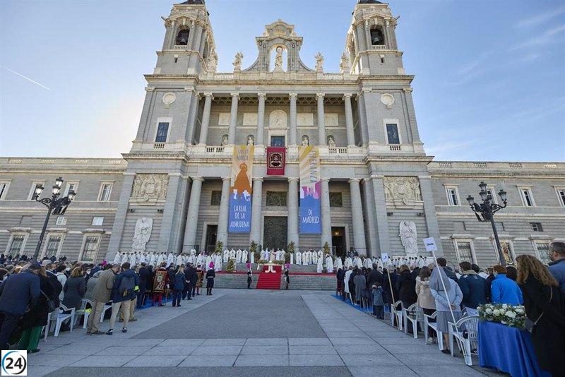 Madrid rinde homenaje a su patrona, la Almudena, con una emotiva misa en la icónica plaza cercana a la catedral.