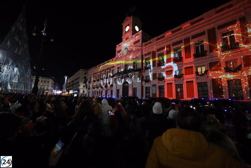 La Navidad llega a más de 230 puntos de la capital, recibida con alegría en la Puerta del Sol.