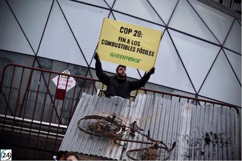 Greenpeace utiliza restos de la DANA madrileña para simular un desastre climático en la Puerta del Sol antes de la COP28.