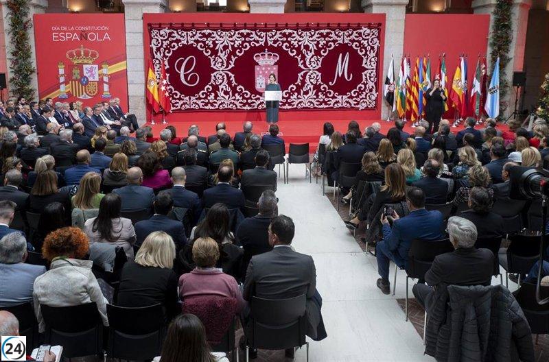 Ayuso encabeza controversial acto de la Constitución en Sol, envuelto en polémica por las invitaciones gubernamentales.